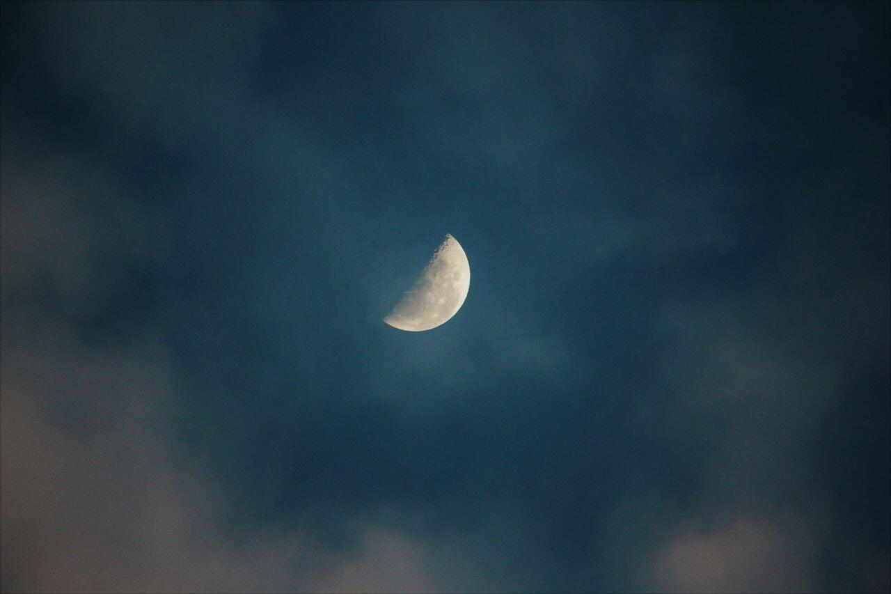 mi-lune dans le ciel