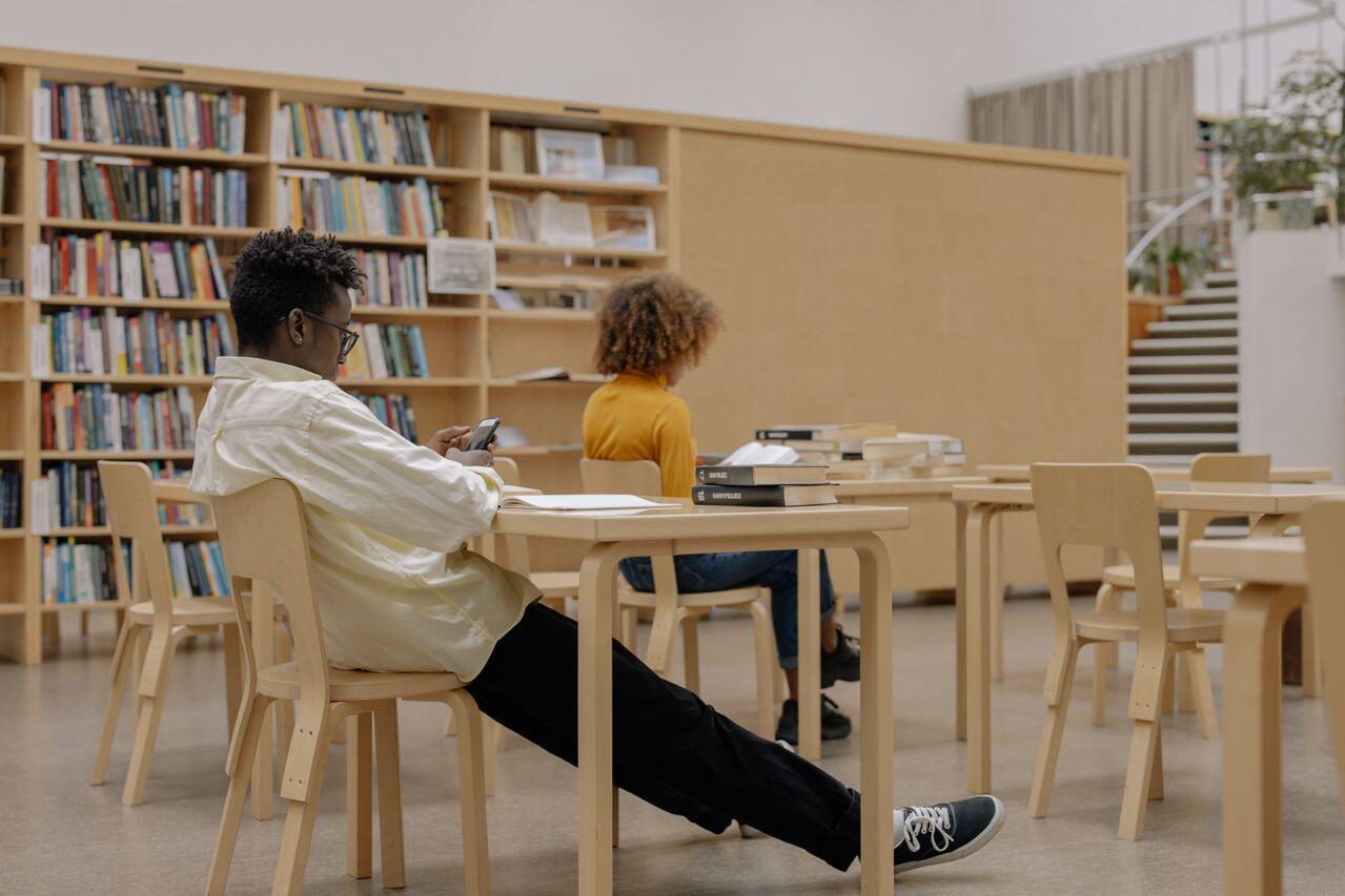 deux eleves etudiant au cdi