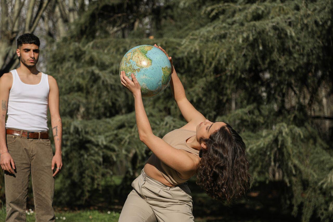 fille danseuse en ete dans la foret avec une planete terre
