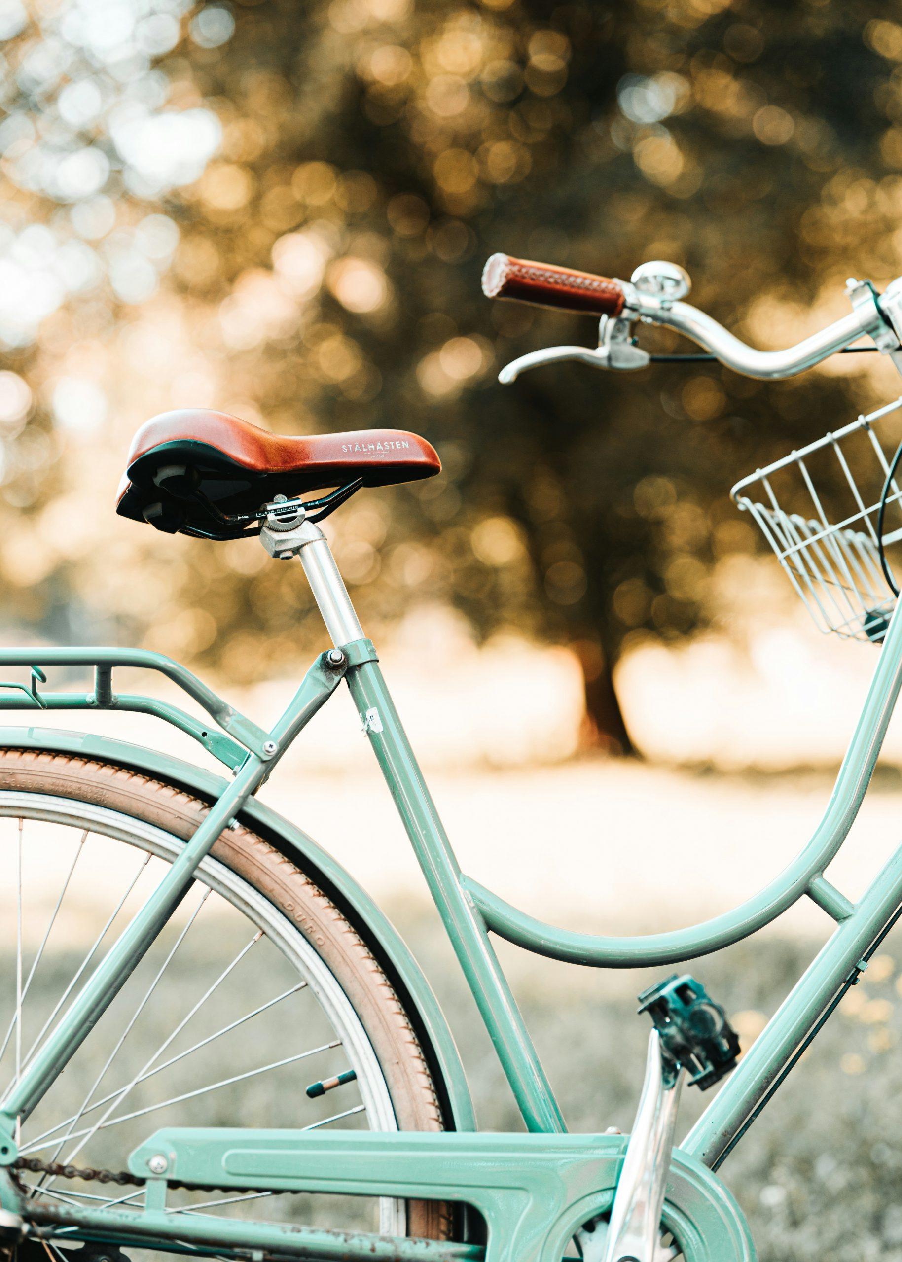 Un vélo vert vu de près en extérieur.