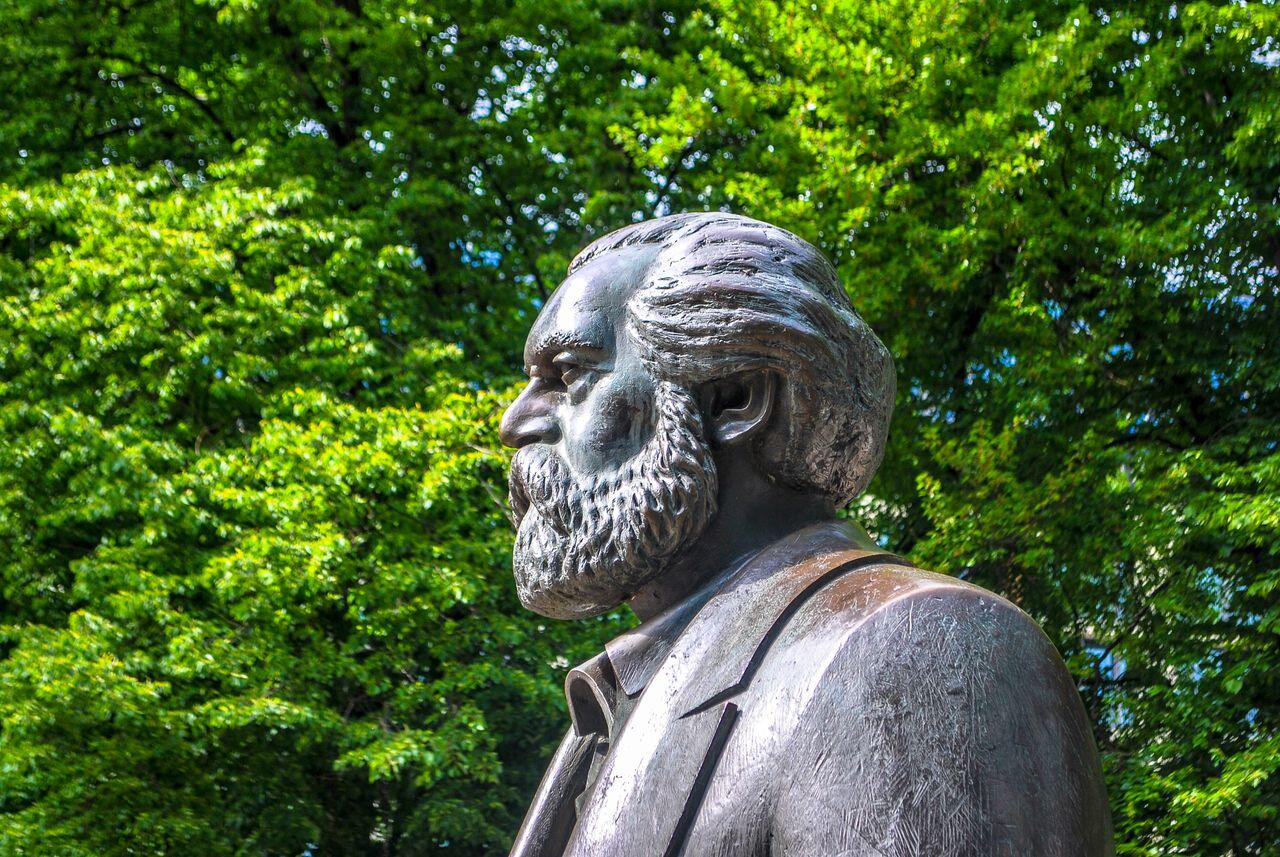statue karl marx dans un parc verdoyant a berlin