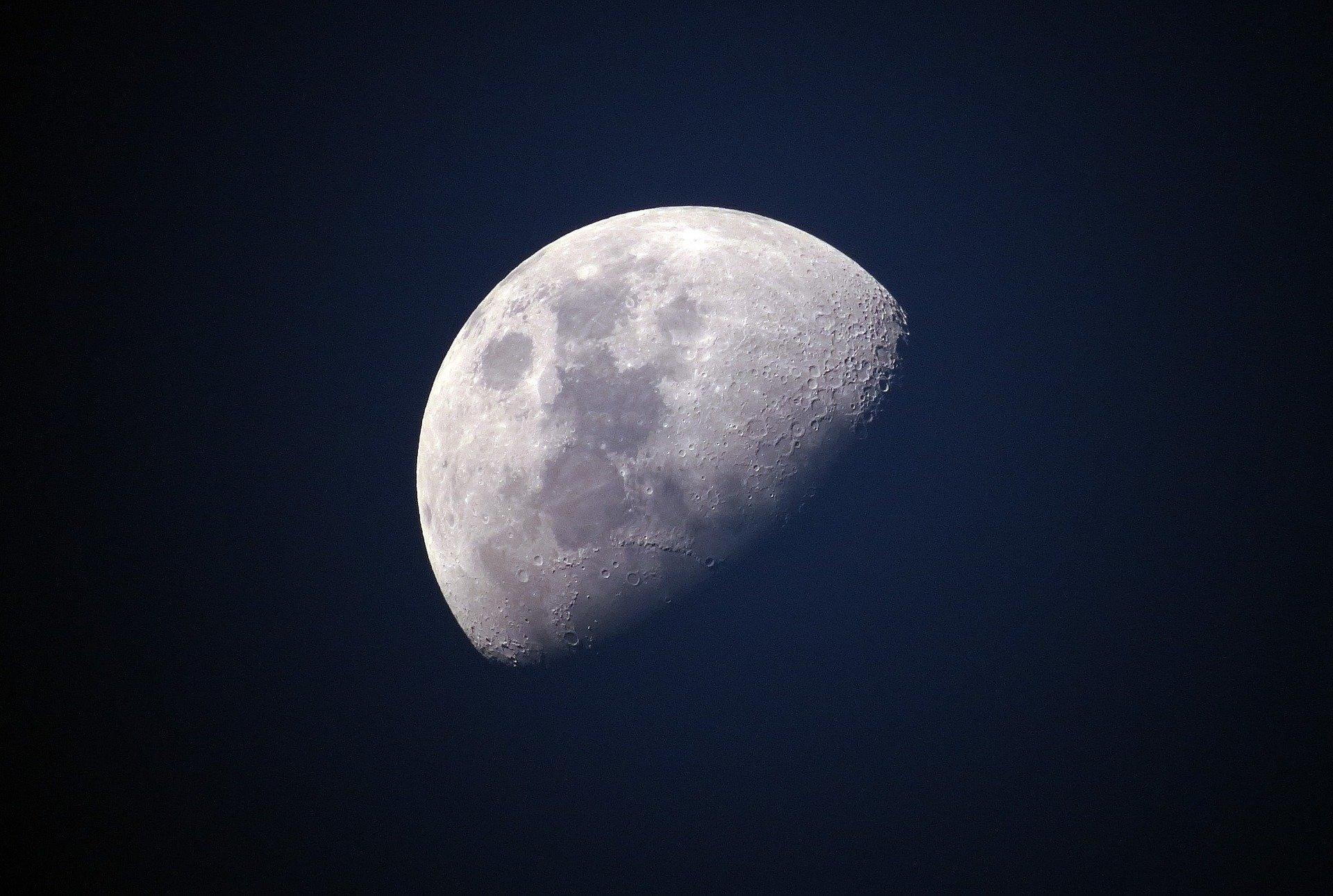 Pourquoi la Lune brille-t-elle ?
