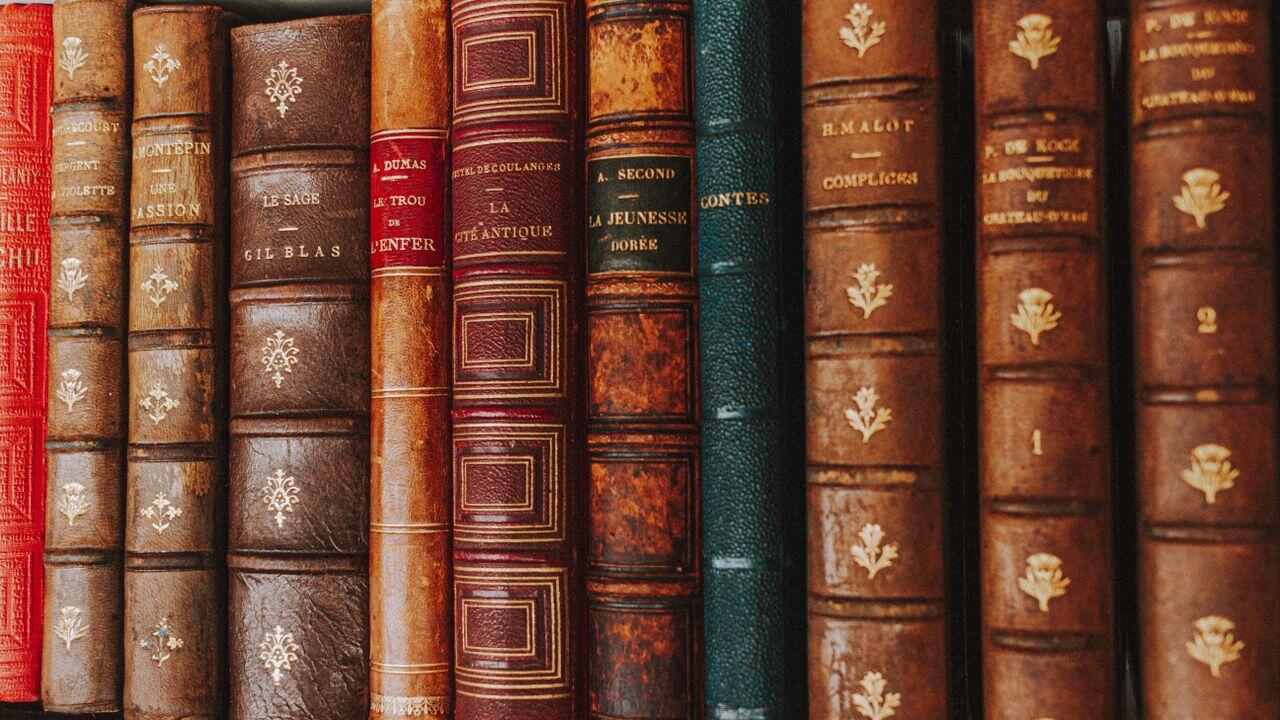 piles de vieux livres anciens