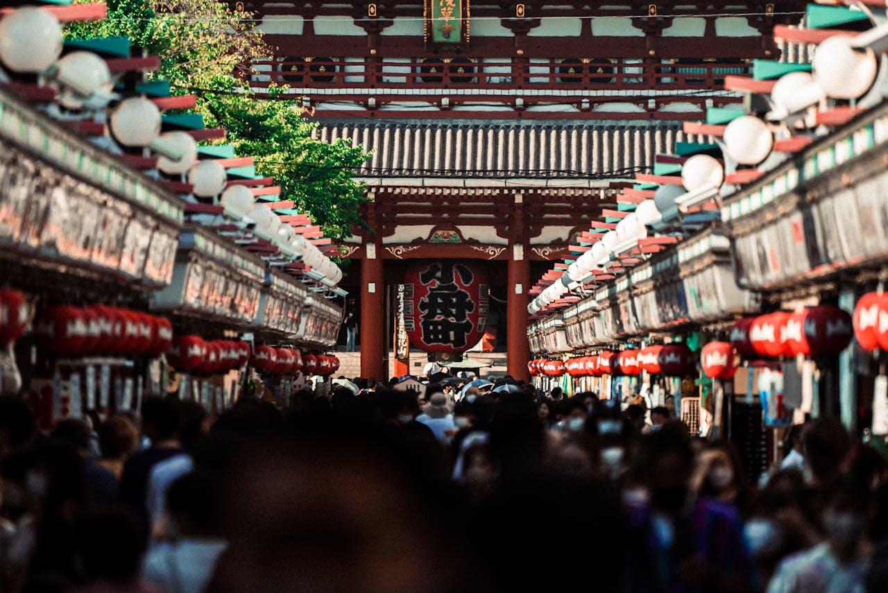 plein de japonais devant un temple