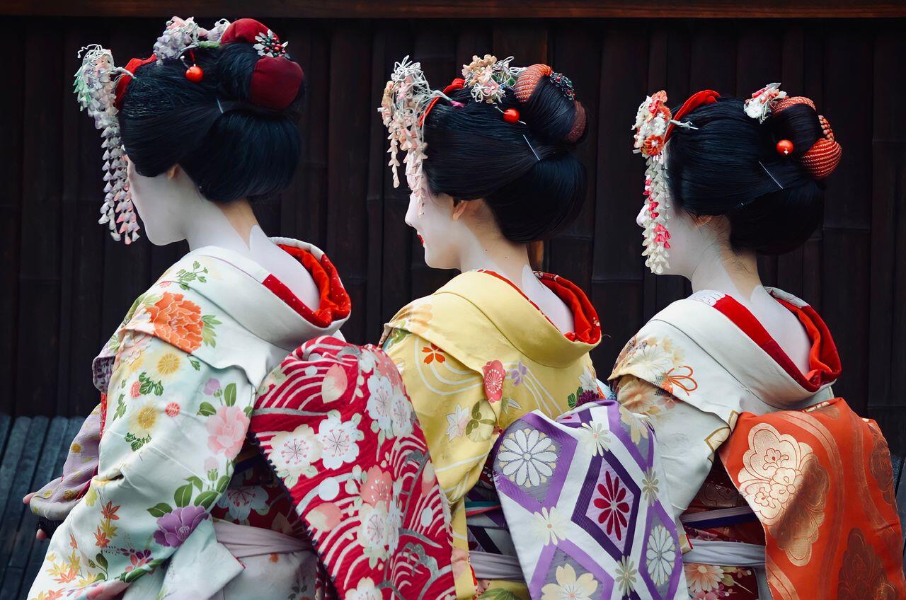trois femmes japonaises de dos en kimono