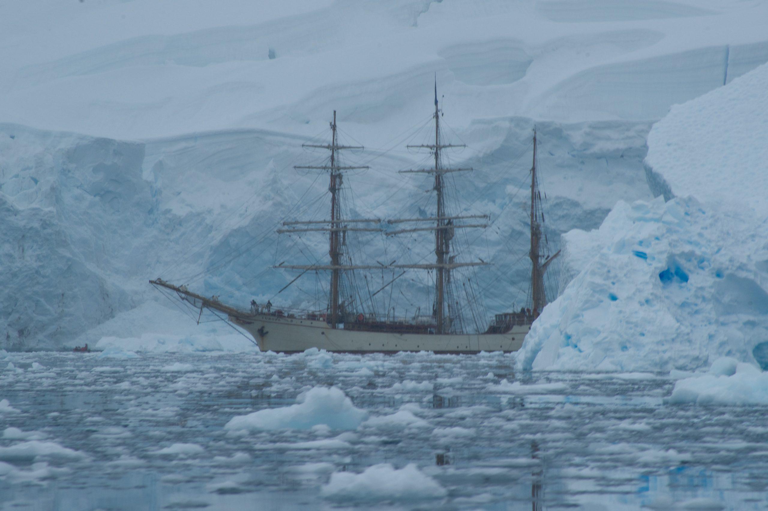 Une montagne de l'Antarctique avec un bateau.