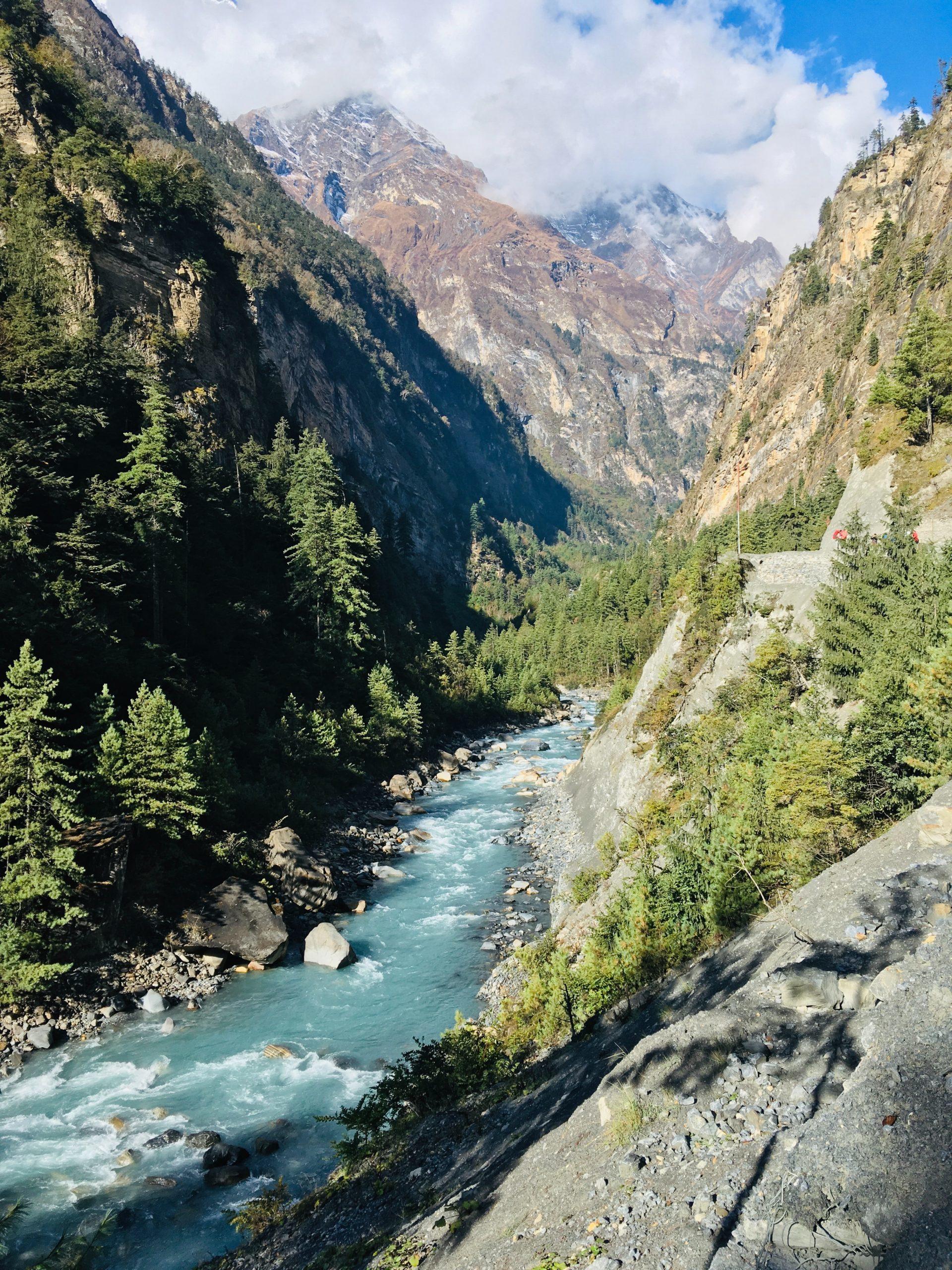 Une rivière au milieu de l'Himalaya.