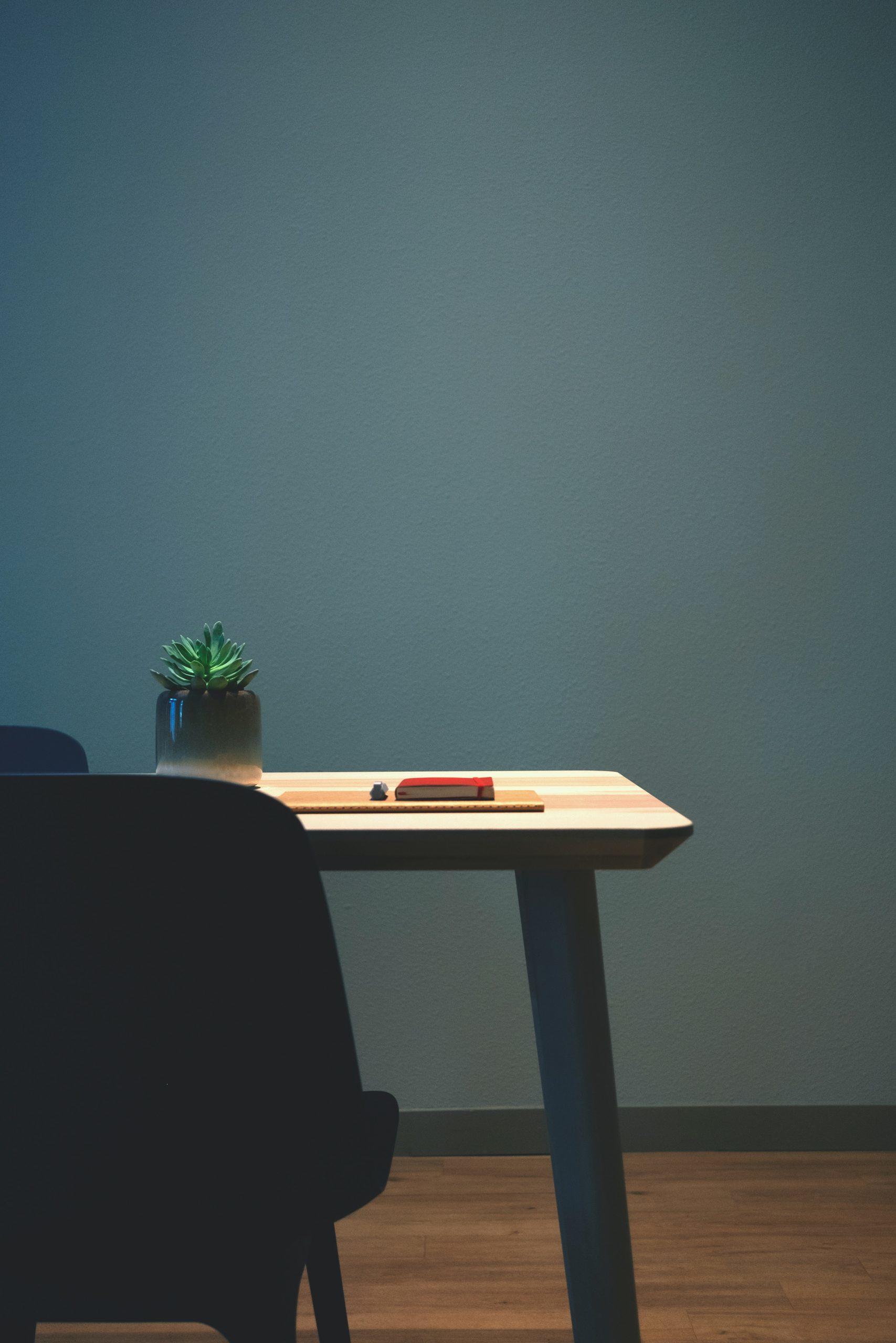 Un bureau éclairé par une petite lampe.