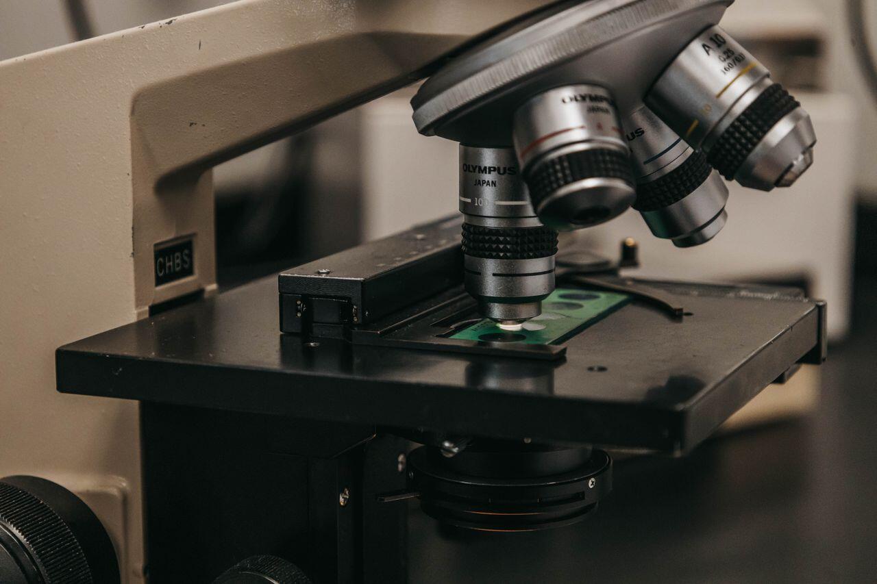microscope et element a analyser