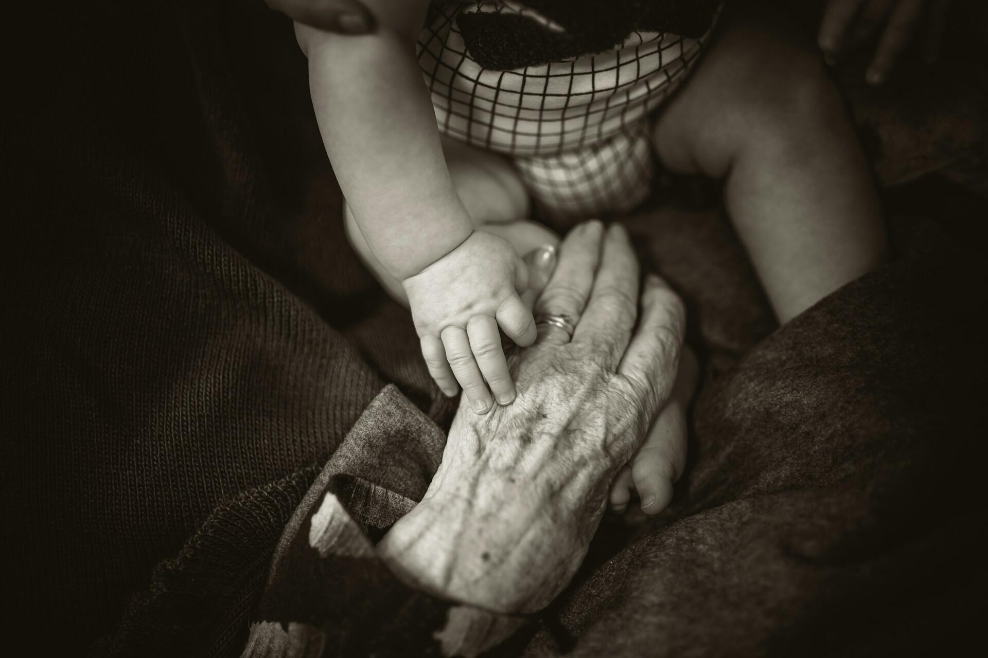 bébé personne âgée