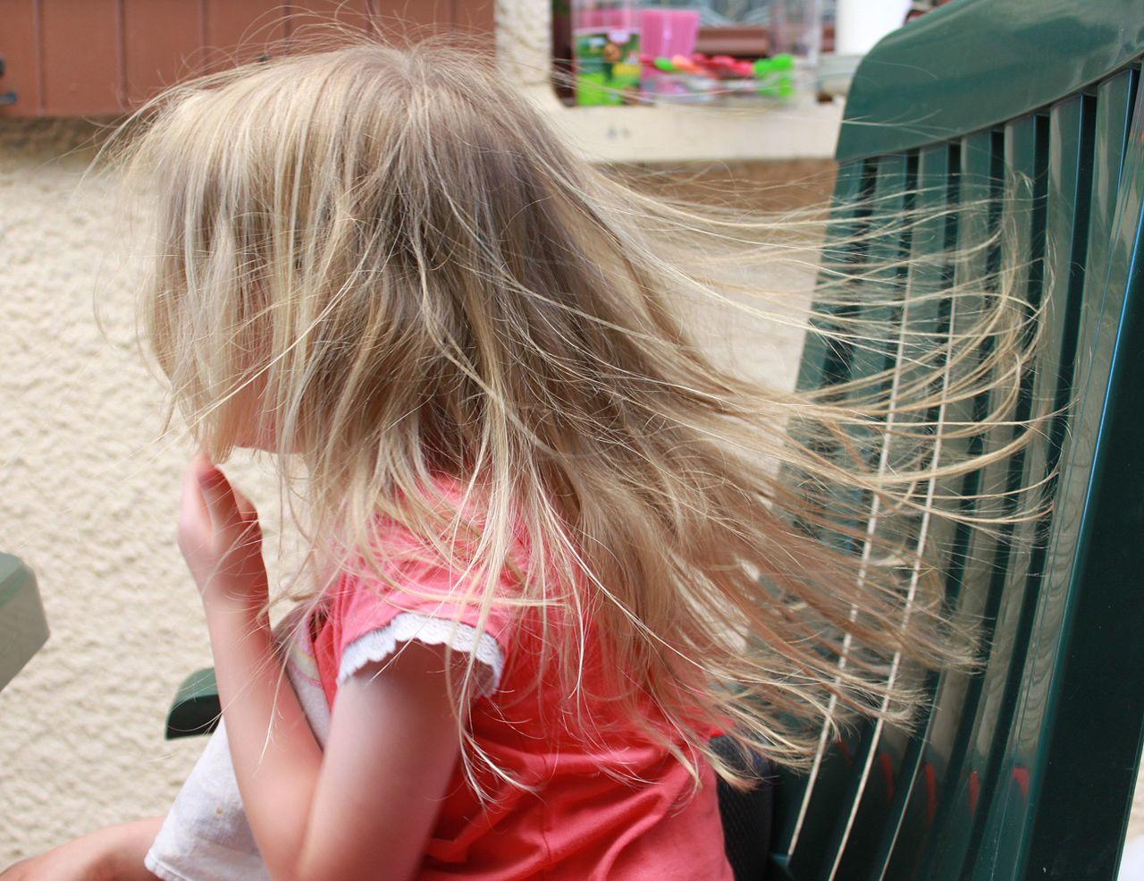 Comment rendre les cheveux électriques ?