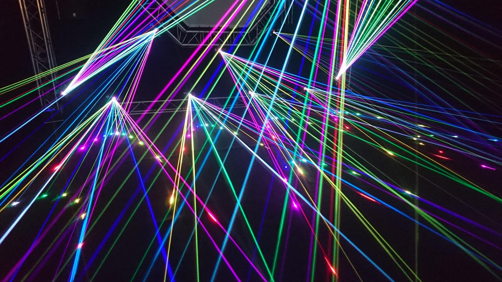 D'où viennent les couleurs des lasers ?
