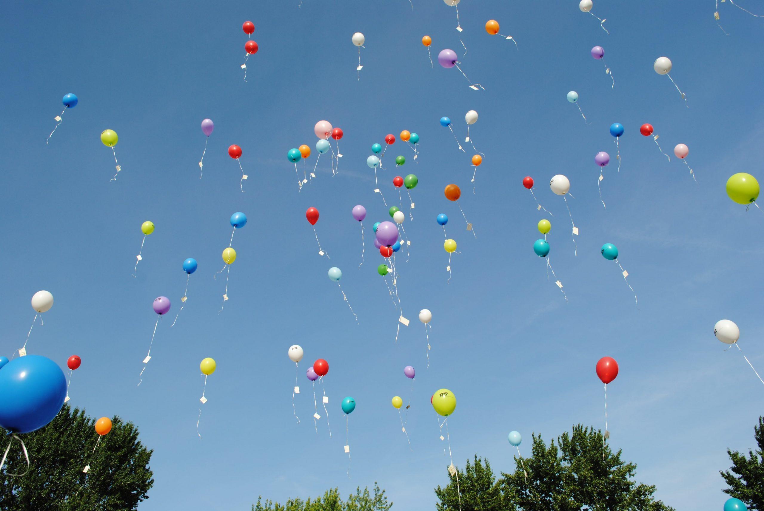 Pourquoi le ballon que je gonfle avec ma bouche ne s'envole pas ?