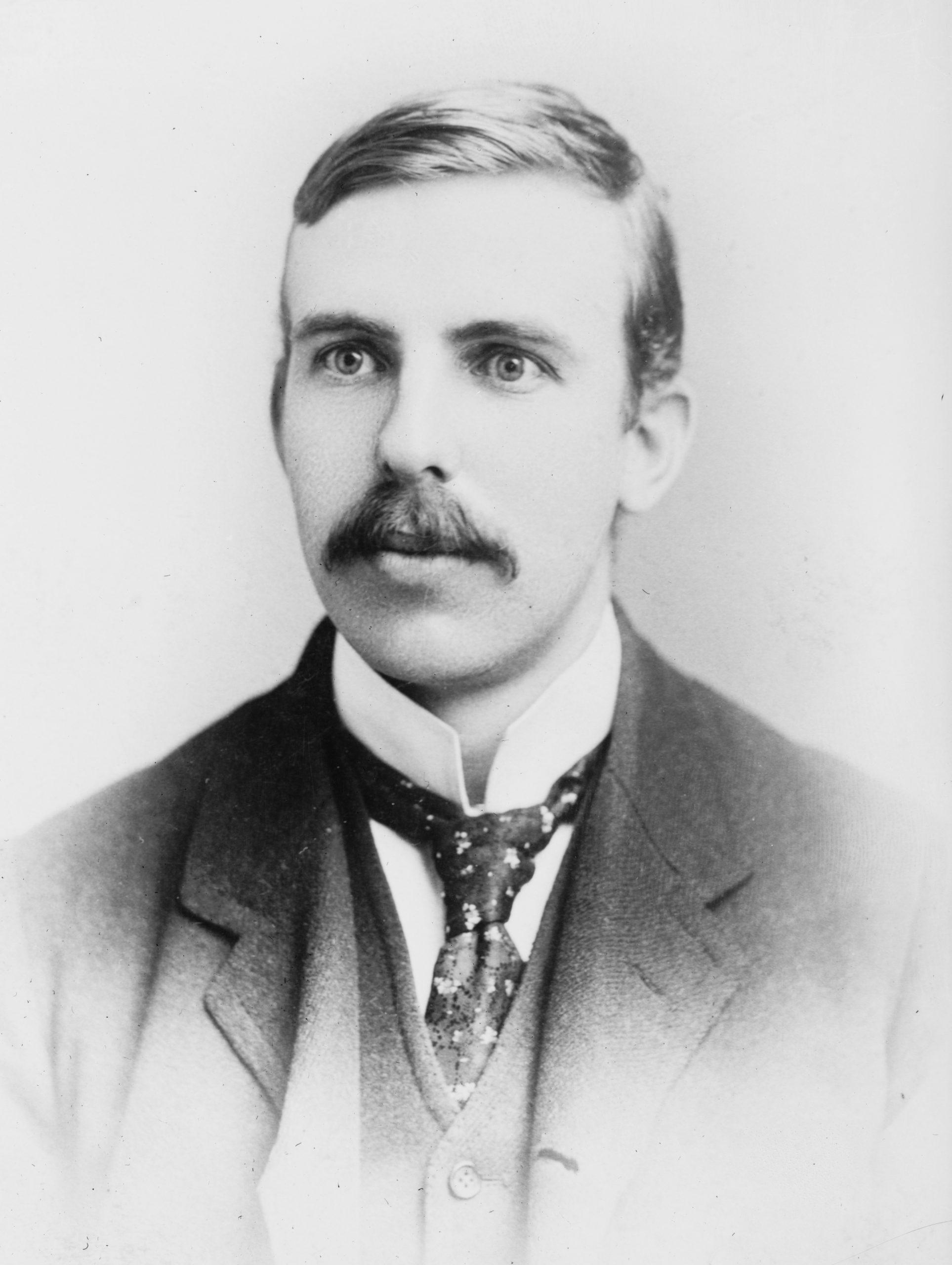 Qui est Ernest Rutherford ?