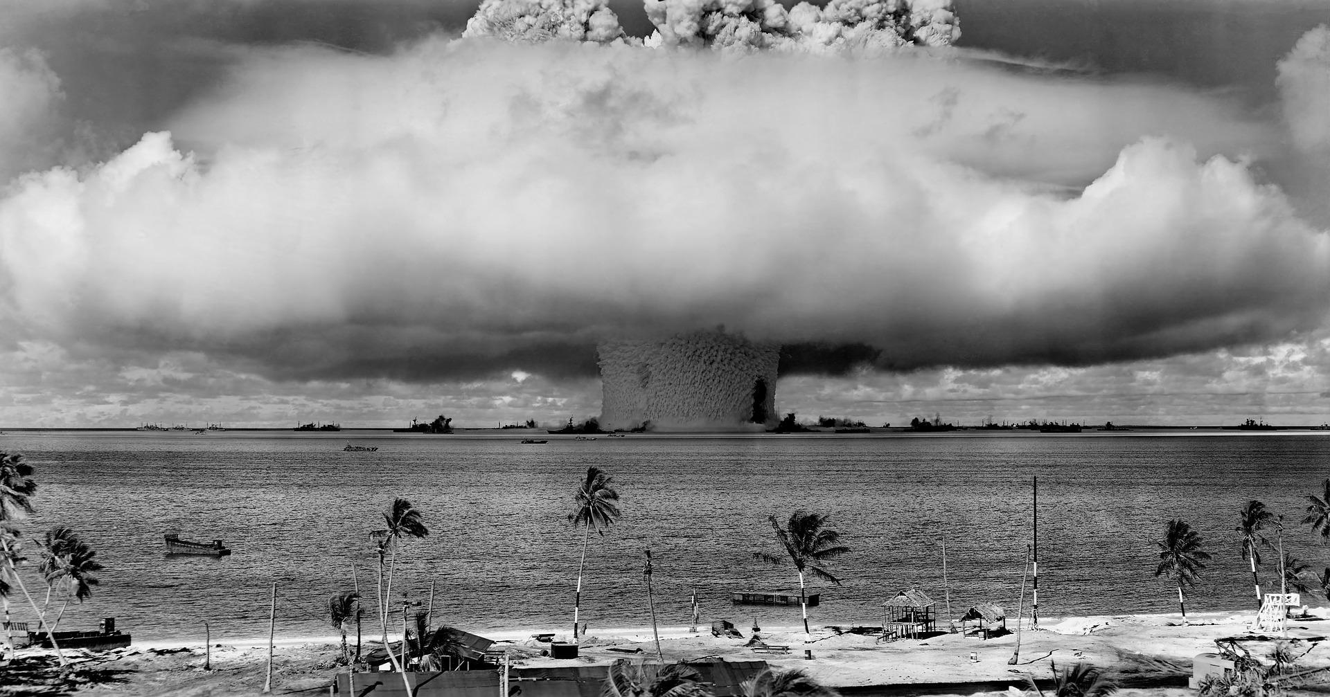 Quel mécanisme physique permet d'expliquer le fonctionnement de la bombe nucléaire ?