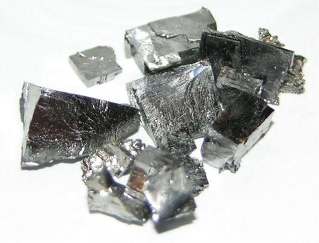 Quel est cet élément chimique que l'on trouve beaucoup avec le Niobium ?