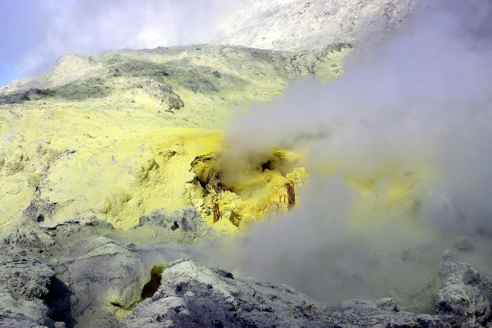 Quel est le gaz rejeté par les volcans ?