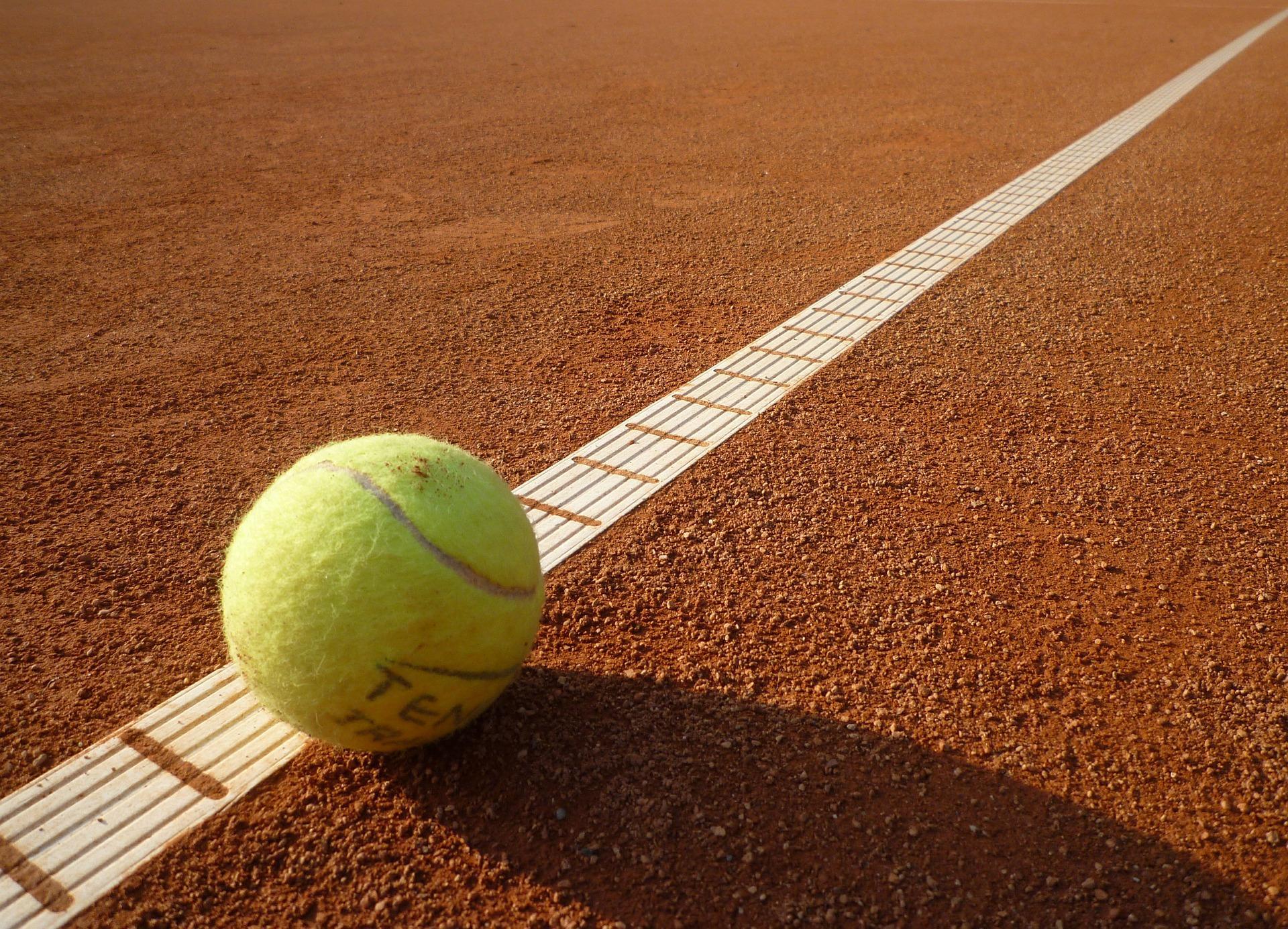 Quel est la trajectoire d'une balle de tennis lorsque deux joueurs s'échangent des balles ?