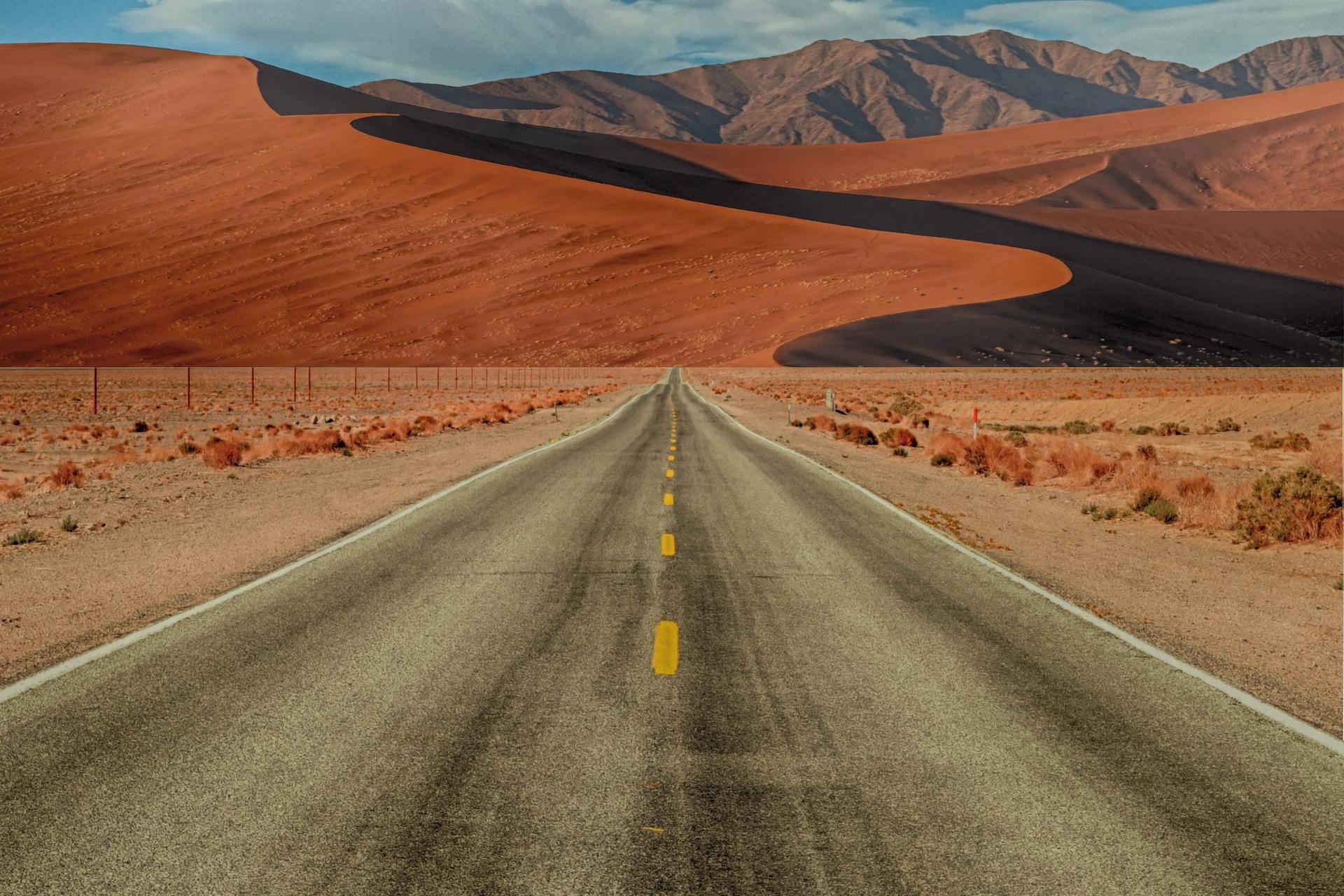 Quelle est le mouvement des points d'une voiture sur cette route droite ?