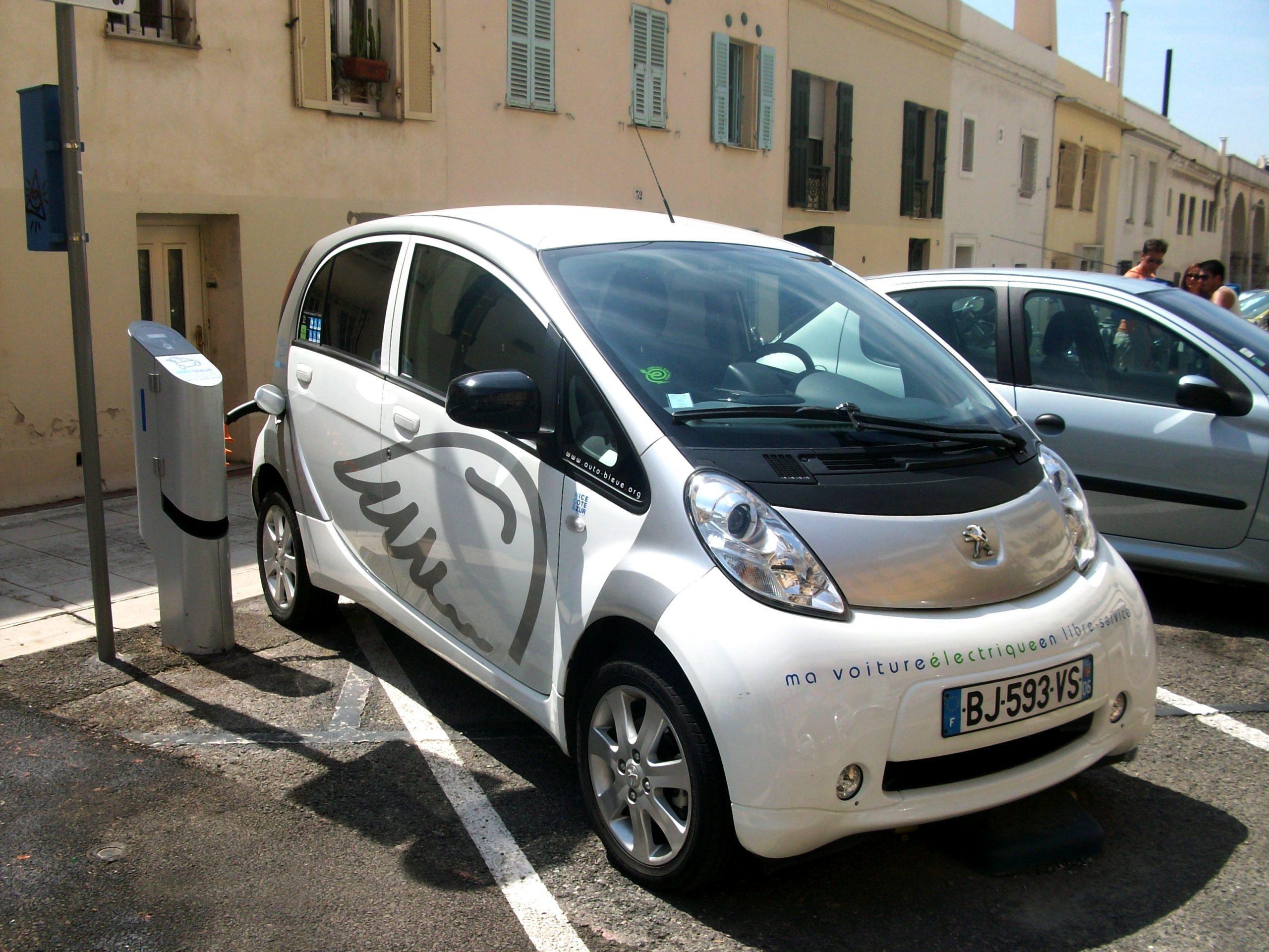 Les voitures électriques sont-elles la solution à la pollution automobile ?