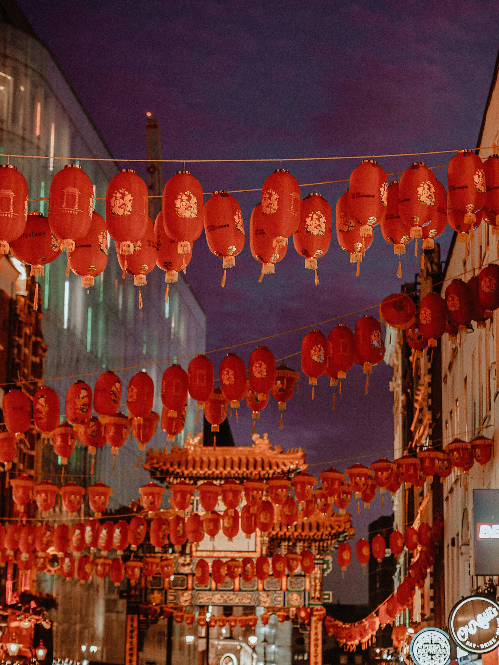 Une rue chinoise typique éclairée de lampions.