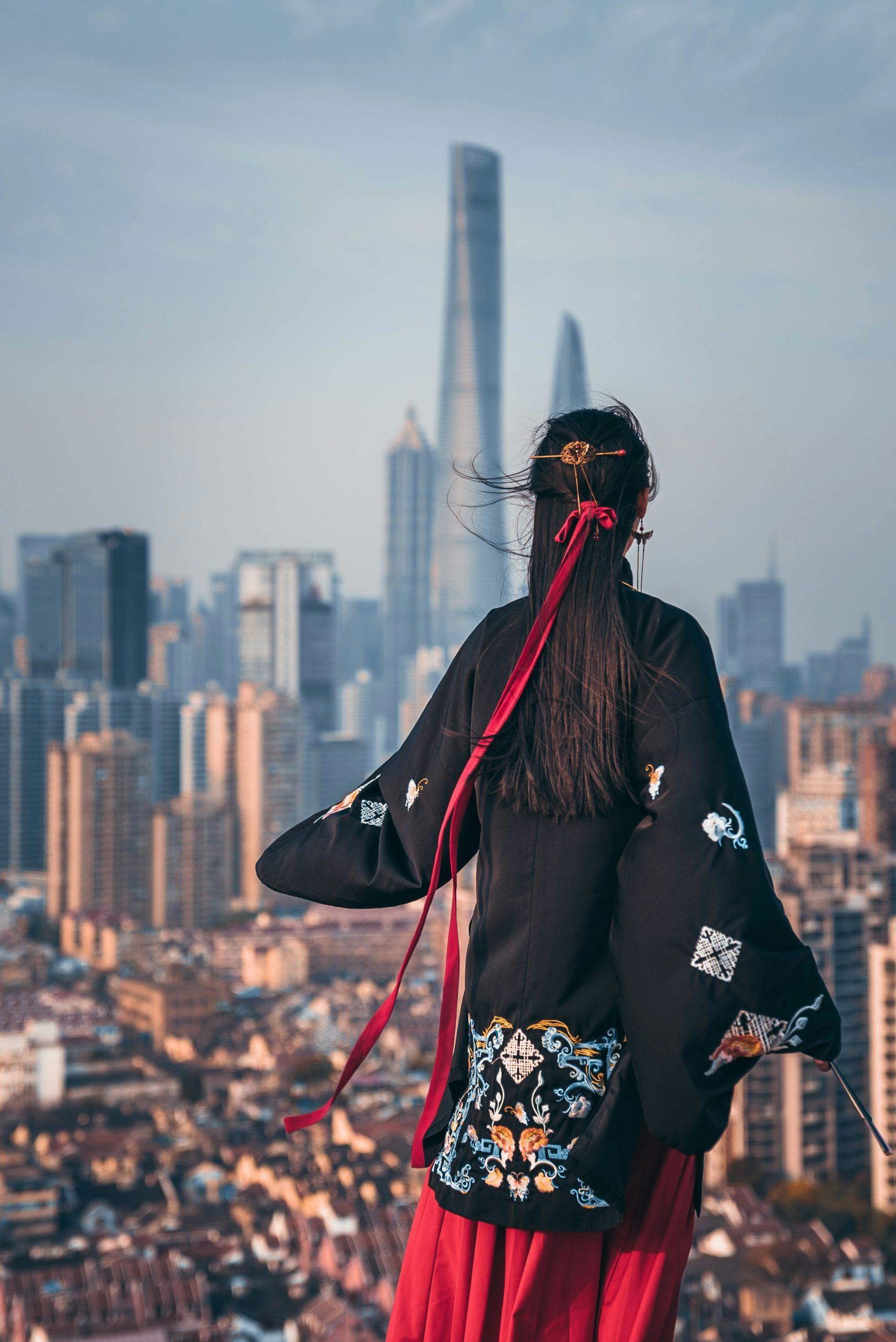 Une femme chinoise en costume traditionnel.