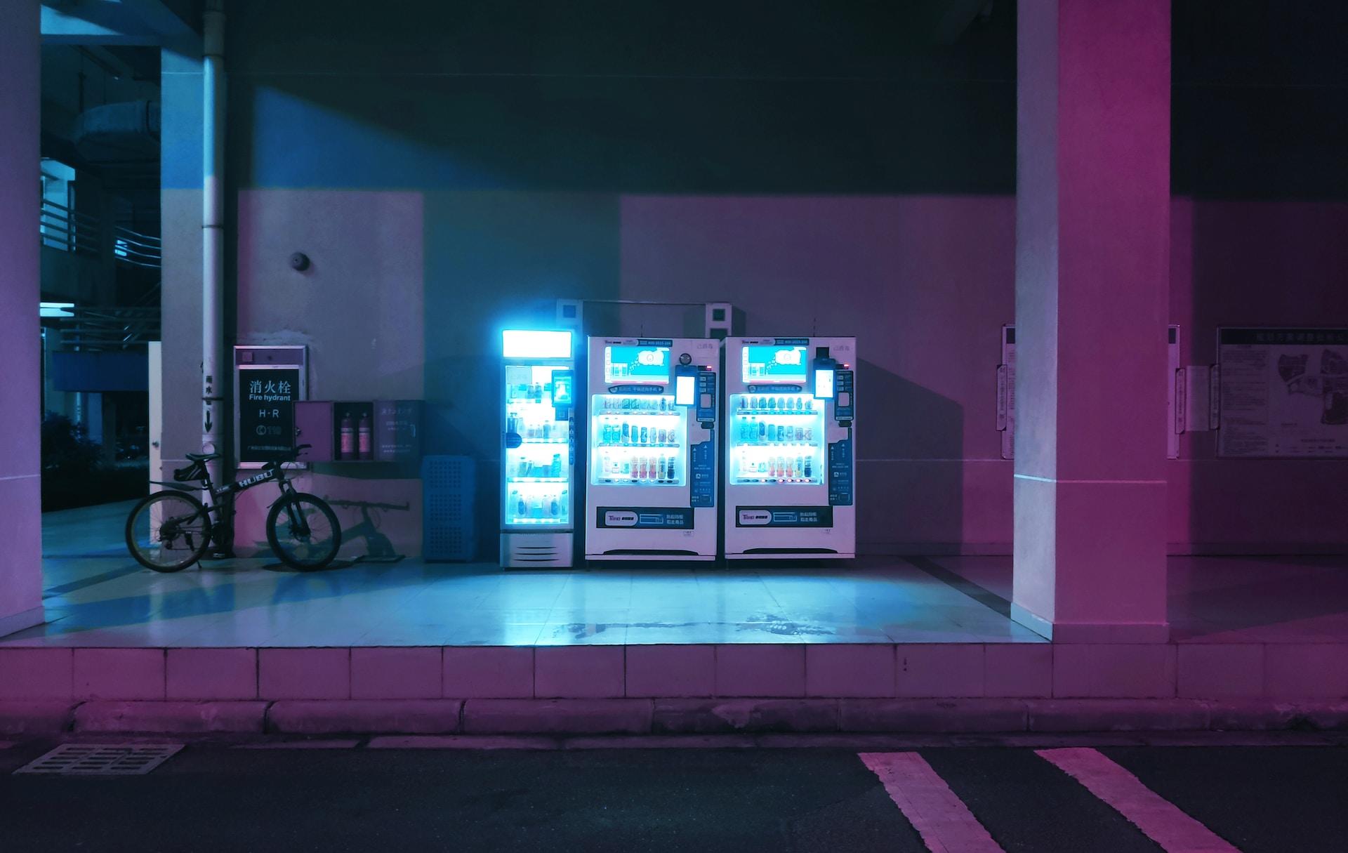 machines lumineuses dans une rue