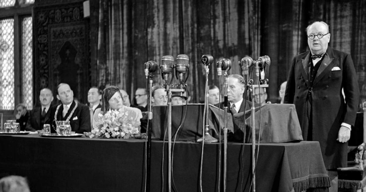 Les juges sont élus par l'Assemblée parlementaire du Conseil de l'Europe à partir des listes de trois candidats proposés par chaque Etat. Ils sont élus pour un mandat non renouvelable de neuf ans.