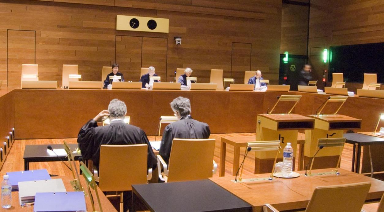 Soit on voit émerger une vie politique européenne, avec des partis politiques européens. On va se rendre compte que les lignes de partages ne correspondent pas avec les pays. La vie politique des Etats n’a pas de correspondances avec la vie politique de l’Europe. Donc les partis politiques nationaux gèrent aujourd’hui l’Europe.