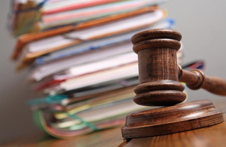 L'action publique est l'action conduite au nom de la société en vue de réprimer une infraction en application de la loi pénale.