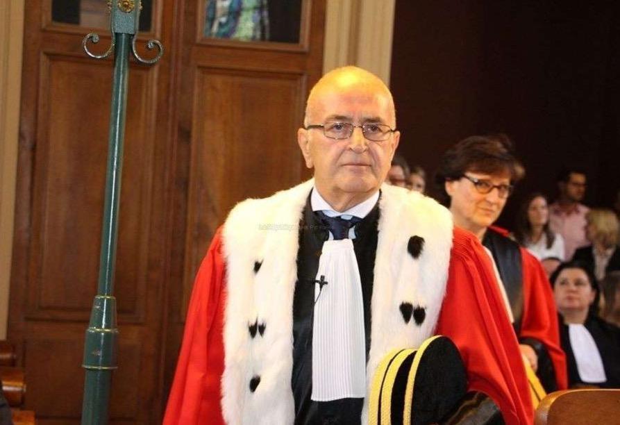 Le PROCUREUR GENERAL est le haut magistrat qui assure les fonctions de ministère public.
