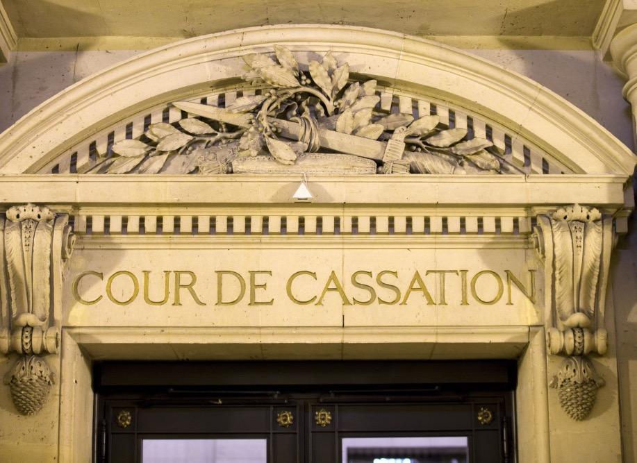 L'affaire est alors renvoyée devant une juridiction pour y être rejugée. En effet, la Cour de cassation n'est que juge du droit.