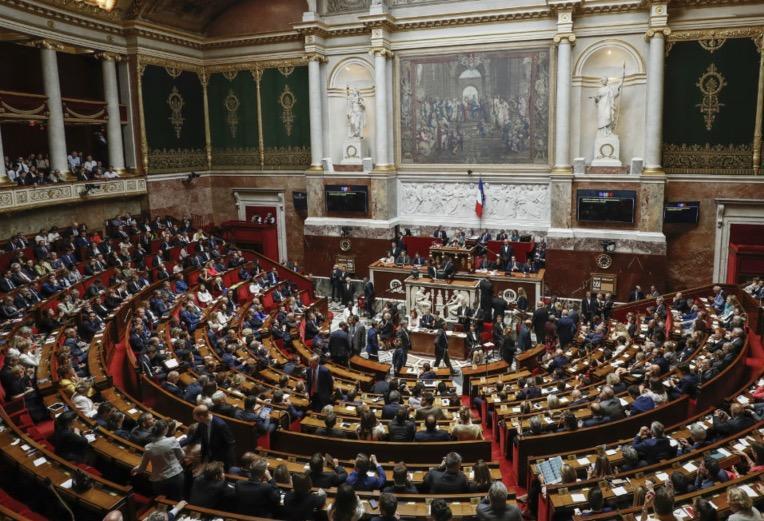 Comment l'assemblée nationale intervient-elle dans le vote de la loi pénale ?