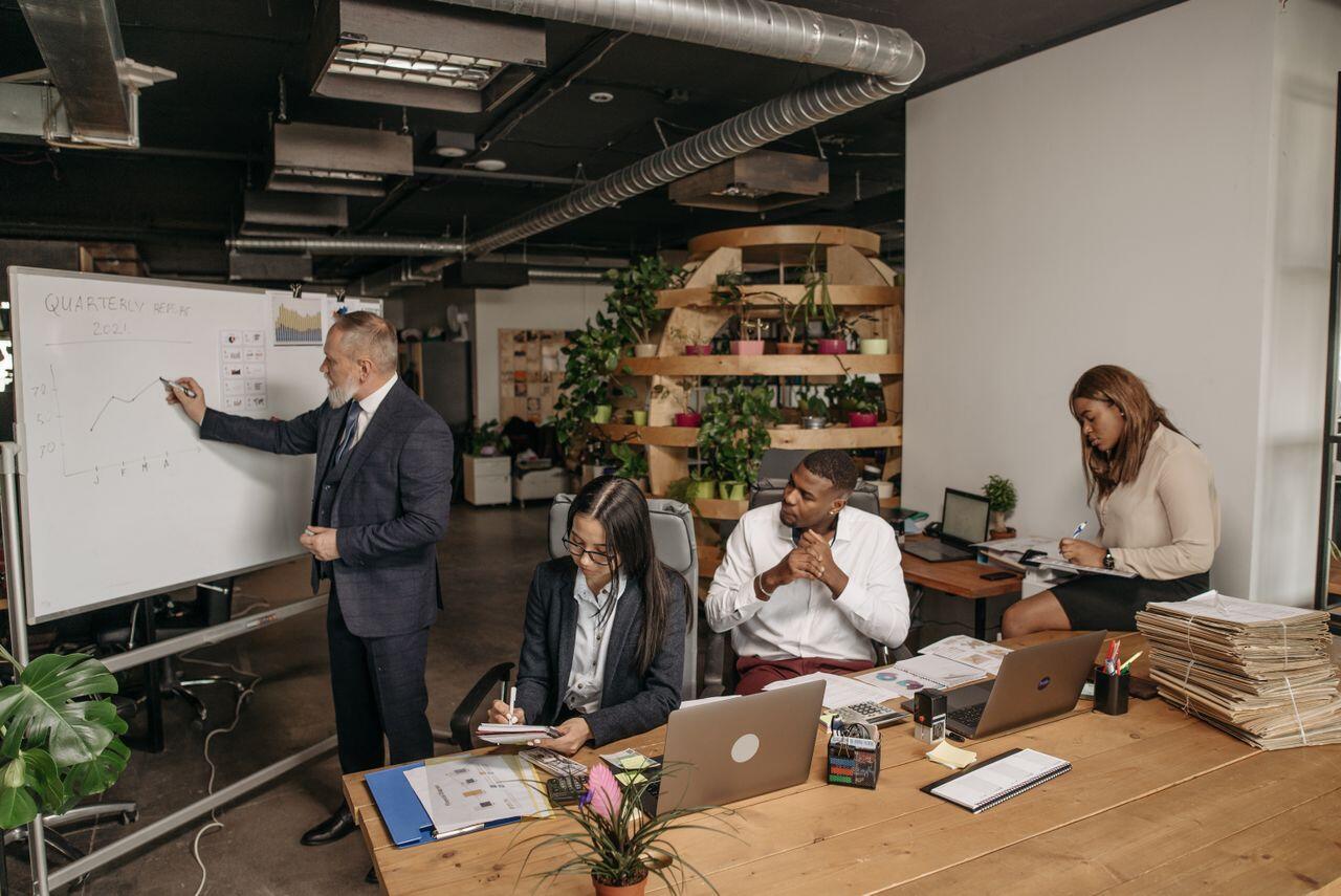 quatrz collegues au burant dans un espace de coworking faisant de la comptabilite