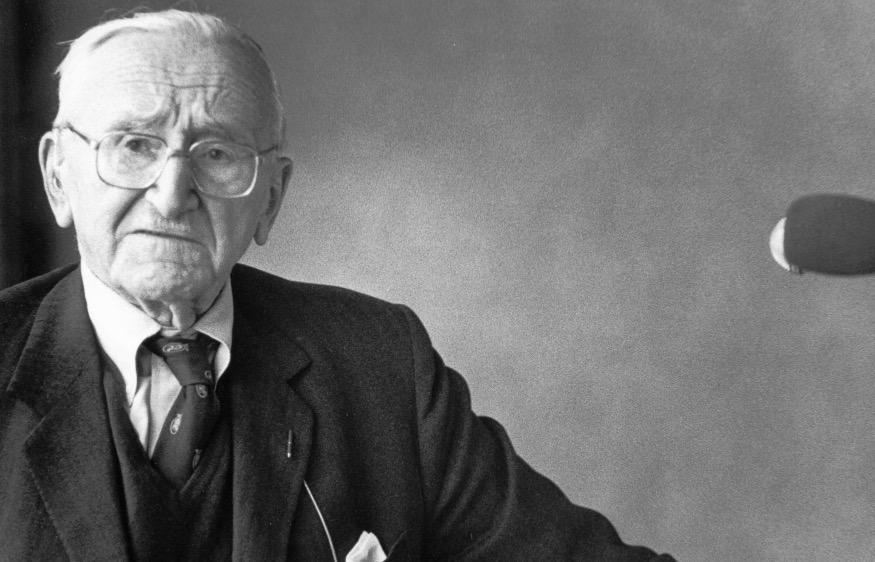 Hakey défend l'intervention de l'état dans l'économie d'un pays.