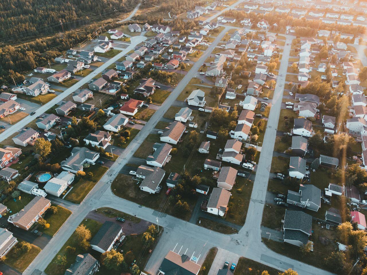 grand lotissement avec beaucoup de maisons et des routes