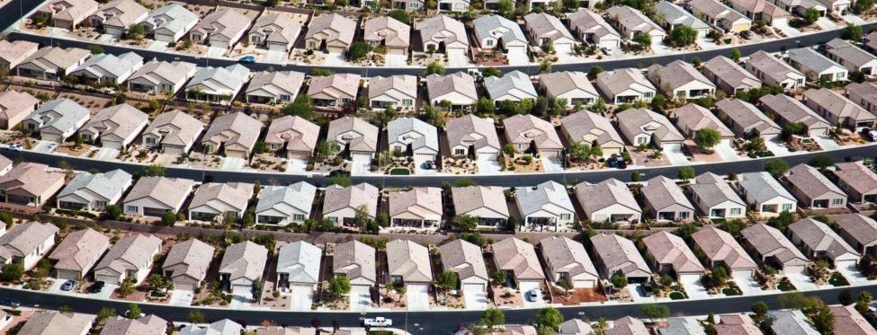Un lotissement est constitué par un ensemble de lots provenant de la division d'un terrain en vue d'y recevoir des constructions qui sont vendues ensemble ou plus généralement séparément après que le lotisseur ait réalisé des voies d'accès, des espaces collectifs, des travaux de viabilité.