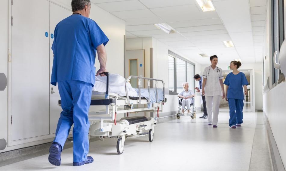 L’Etat a en même temps voulu garder la mainmise sur l’activité hospitalière donc il encadre très fortement l’activité.