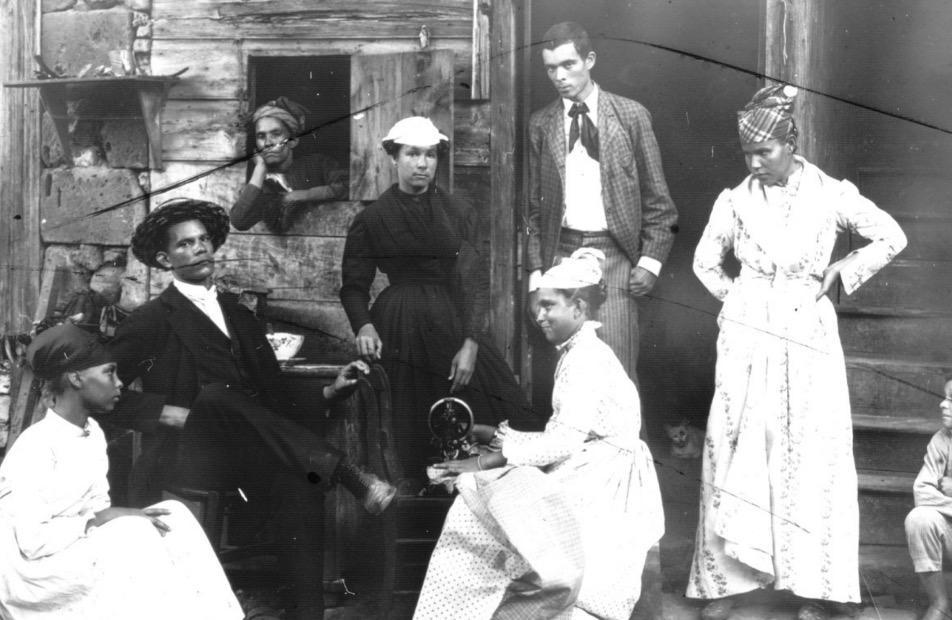 La loi du 4 juin 1970 a institué la direction conjointe de la famille par les deux époux et le nouvel article 213 du Code civil énonce que « les époux assurent ensemble la direction morale et matérielle de la famille.