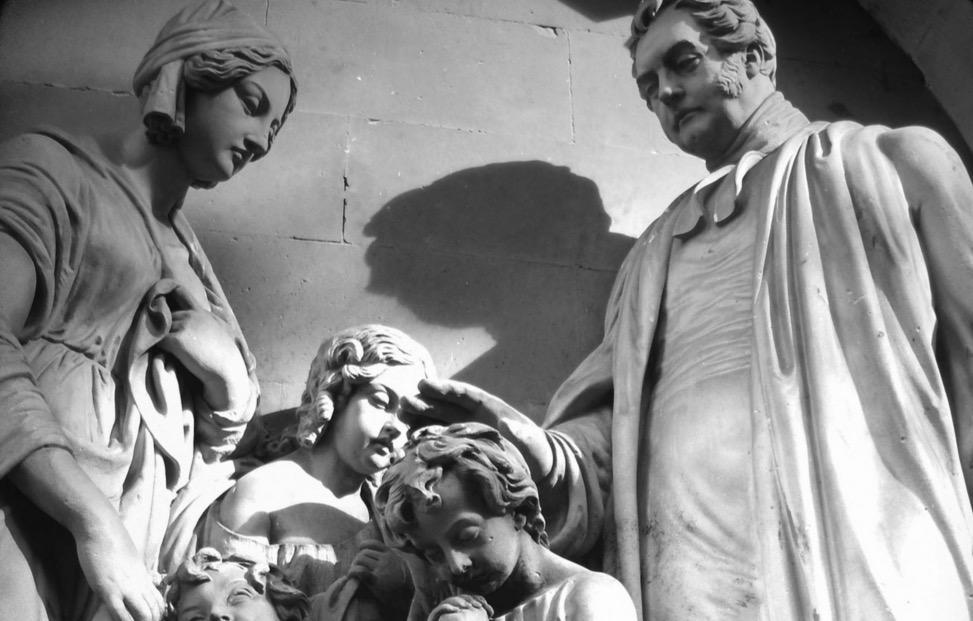 L'homme était le paterfamilias: toute la famille était soumise à son autorité même si les garçons avaient déjà dix-huit ans (à la majorité).