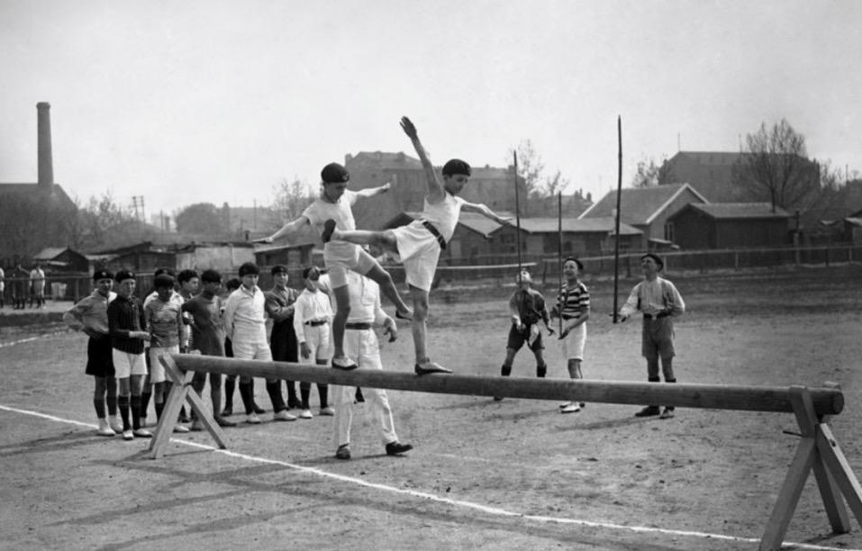  Il existe plusieurs sortes de gymnstique :gaf (gymnastique artistique féminine) gam (gymnastique artistique masculine) gfa (gymnastique pour tous) gr (gymnastique rythmique) tra (trampoline) aer (gymnastique aéropique).