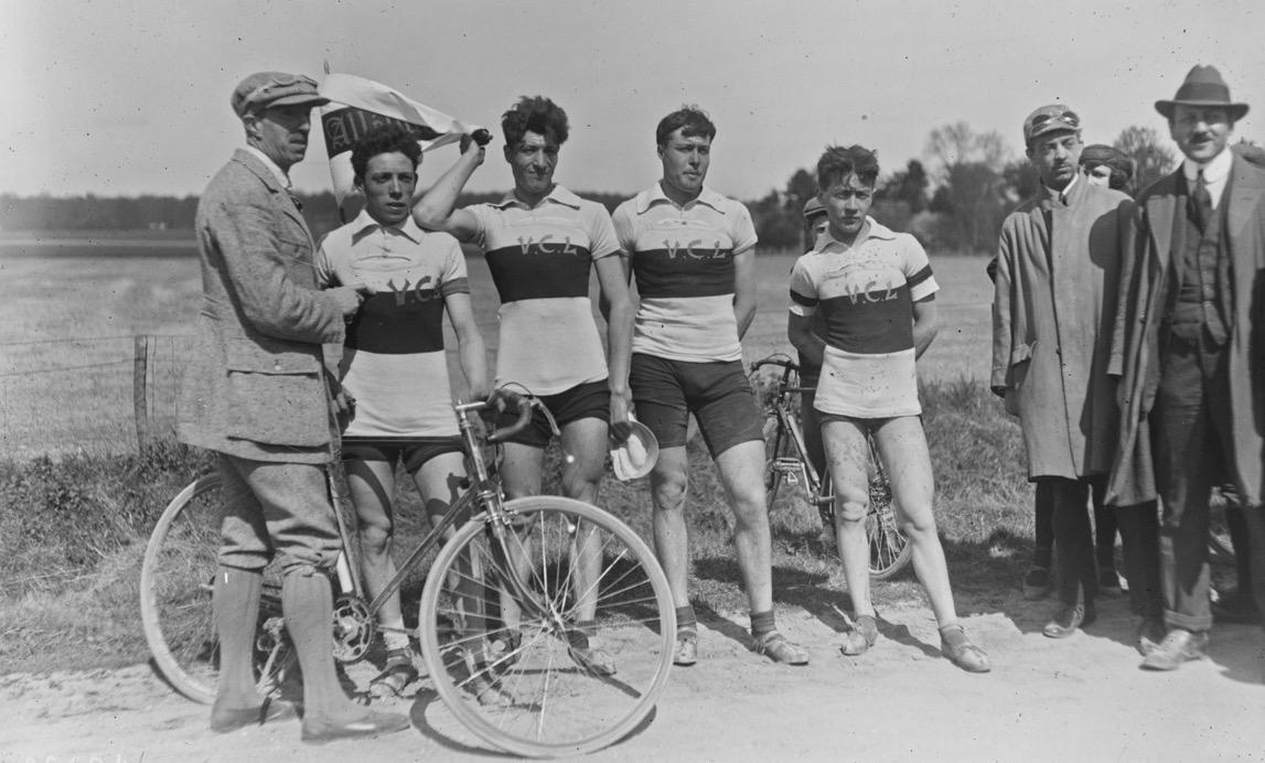 Les premiers cyclistes professionnels en France.