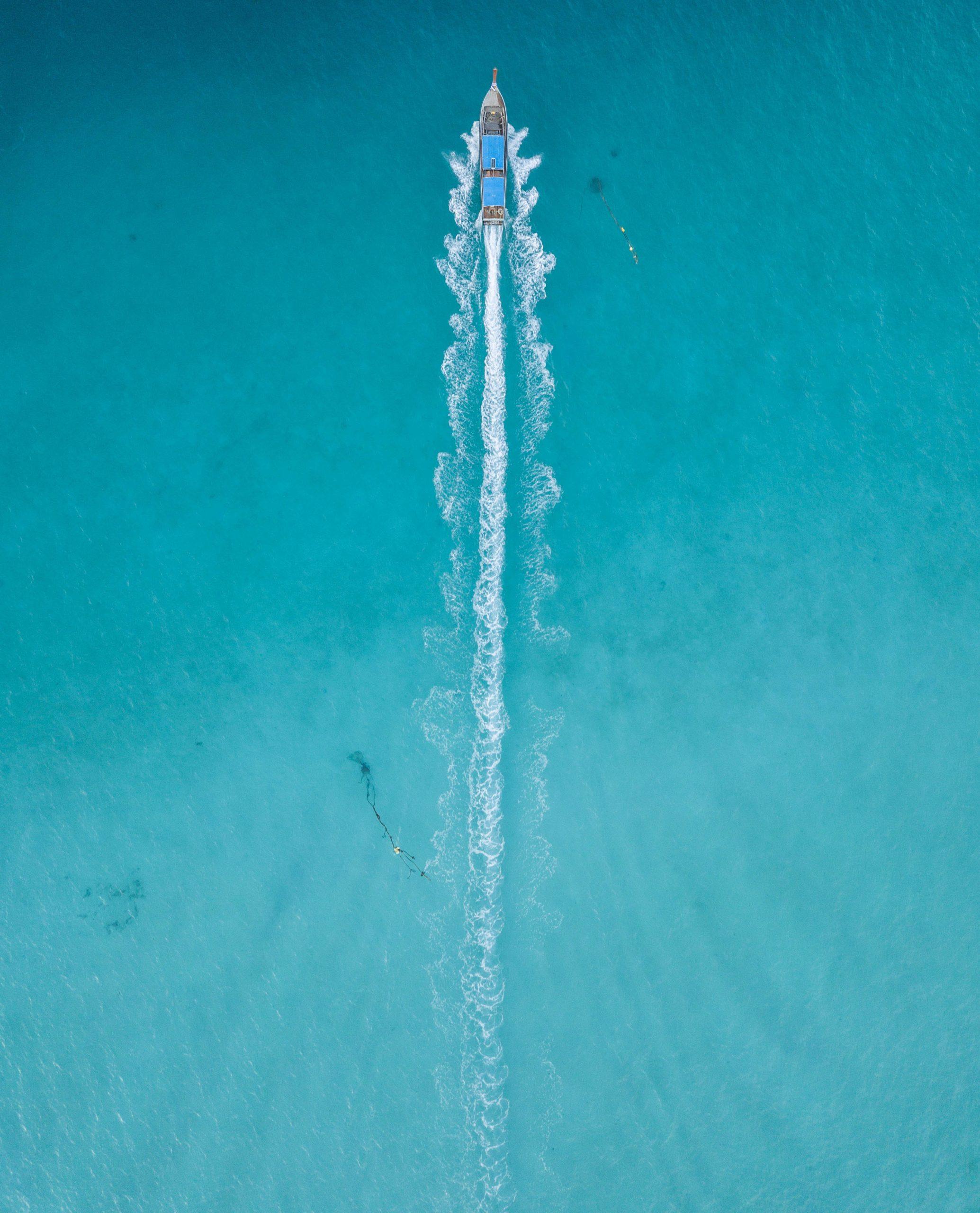 Le mouvement rectiligne uniforme d'une bateau sur l'eau.