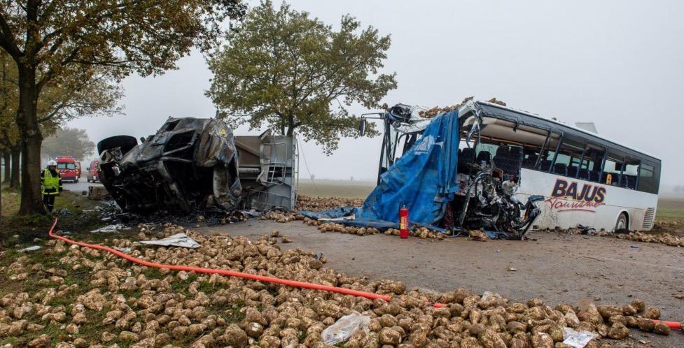 Le bus scolaire, qui transportait 45 enfants et 4 accompagnateurs, s’est couché sur le flanc droit quand une voiture lui a refusé la priorité à un Stop ou un Cédez-le-passage vers 13 heures sur la RN524, a précisé le lieutenant-colonel Jean-Christophe Sansonnet, responsable du groupement du Gers.