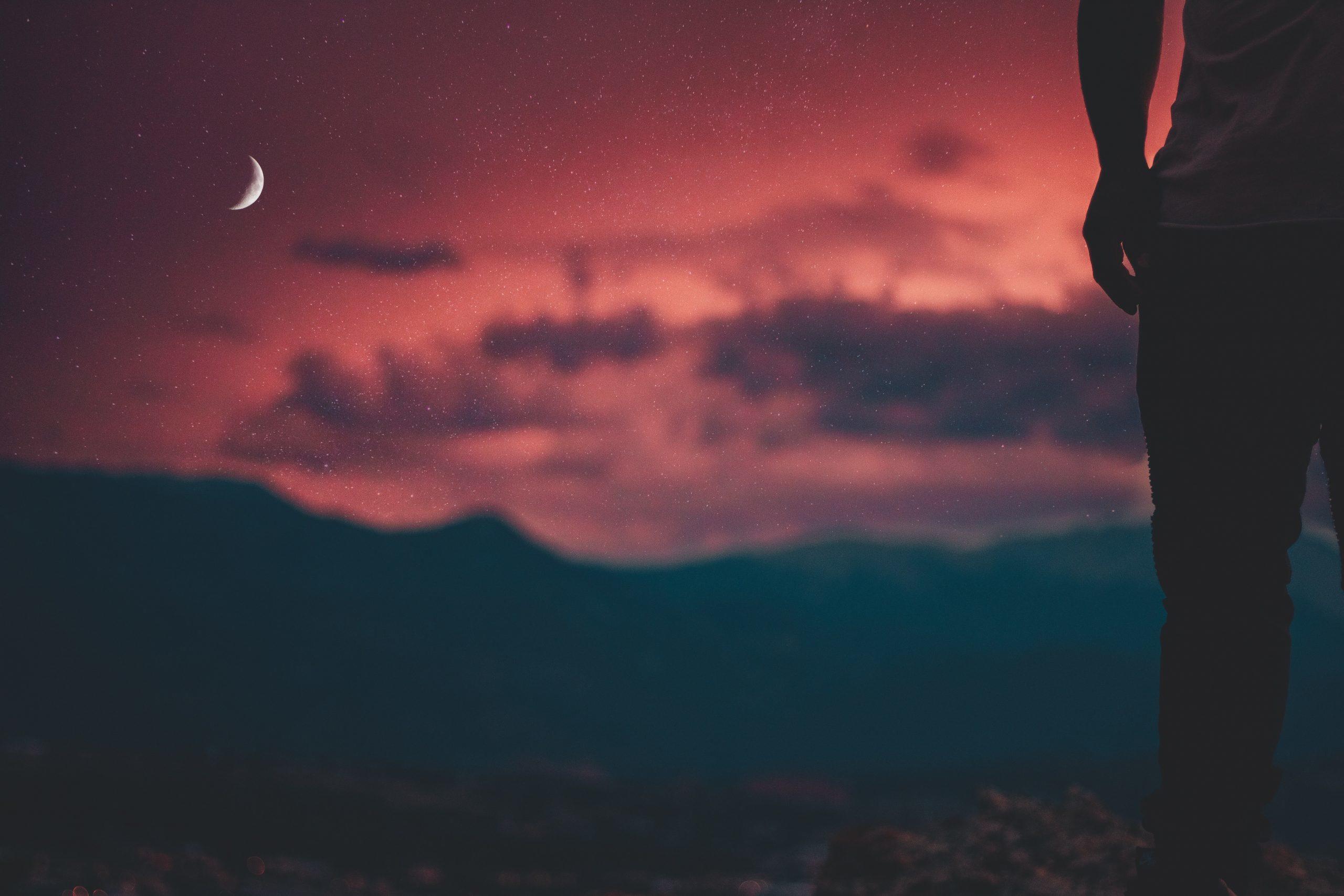 Une lune dans un ciel couchant.