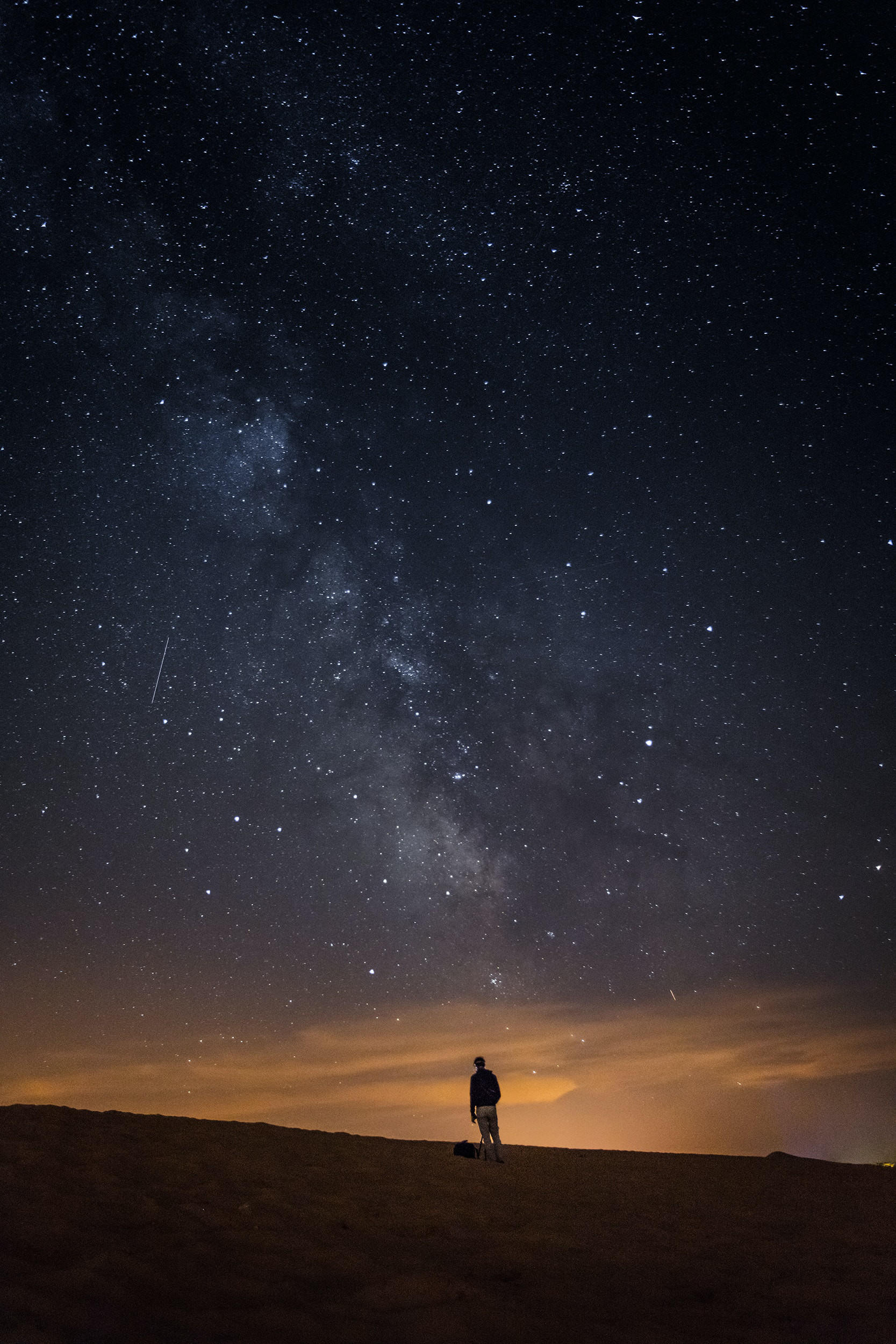 Un ciel nocturne et étoilé.