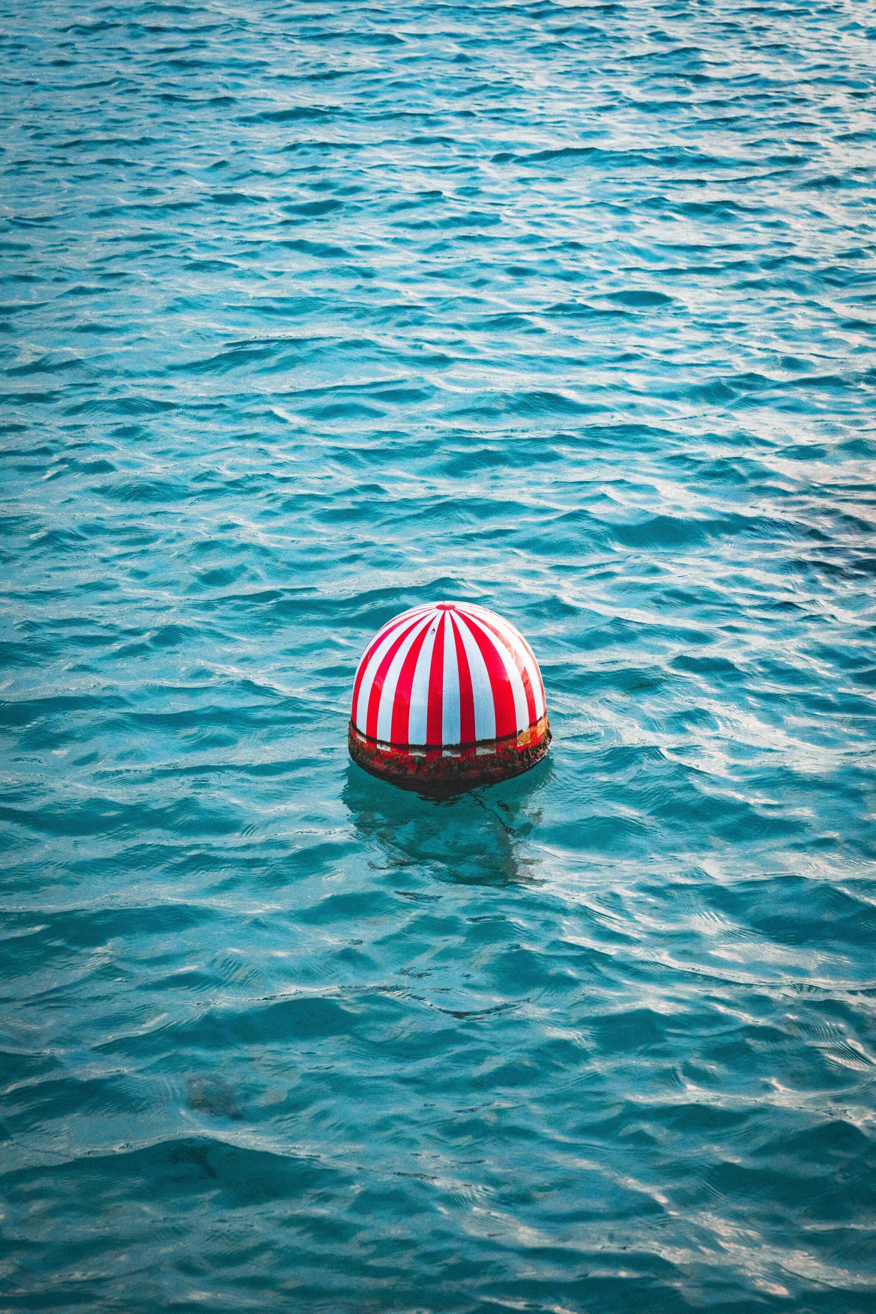 Une bouée posée dans l'eau.