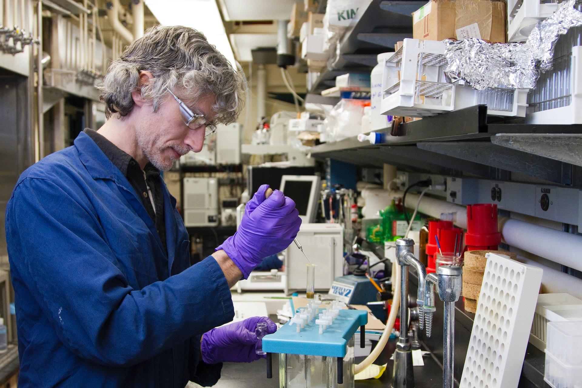 expérimentation menée par une personne en laboratoire 