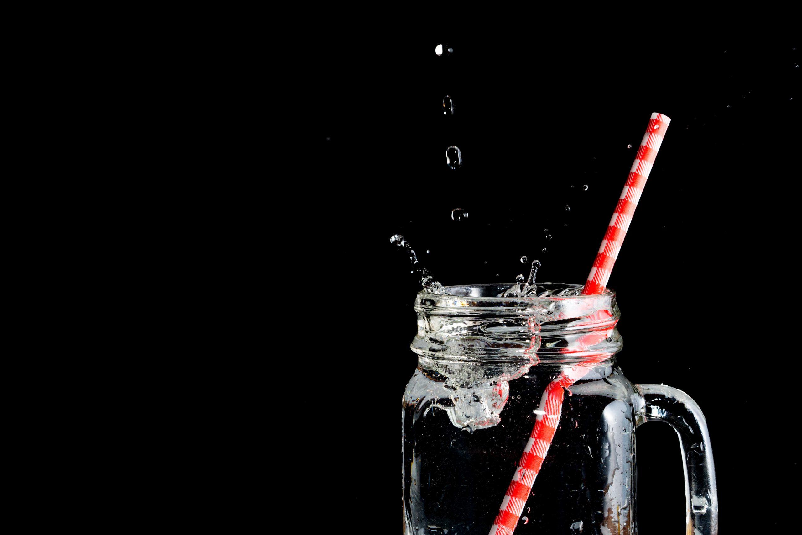 Une paille dans un verre.
