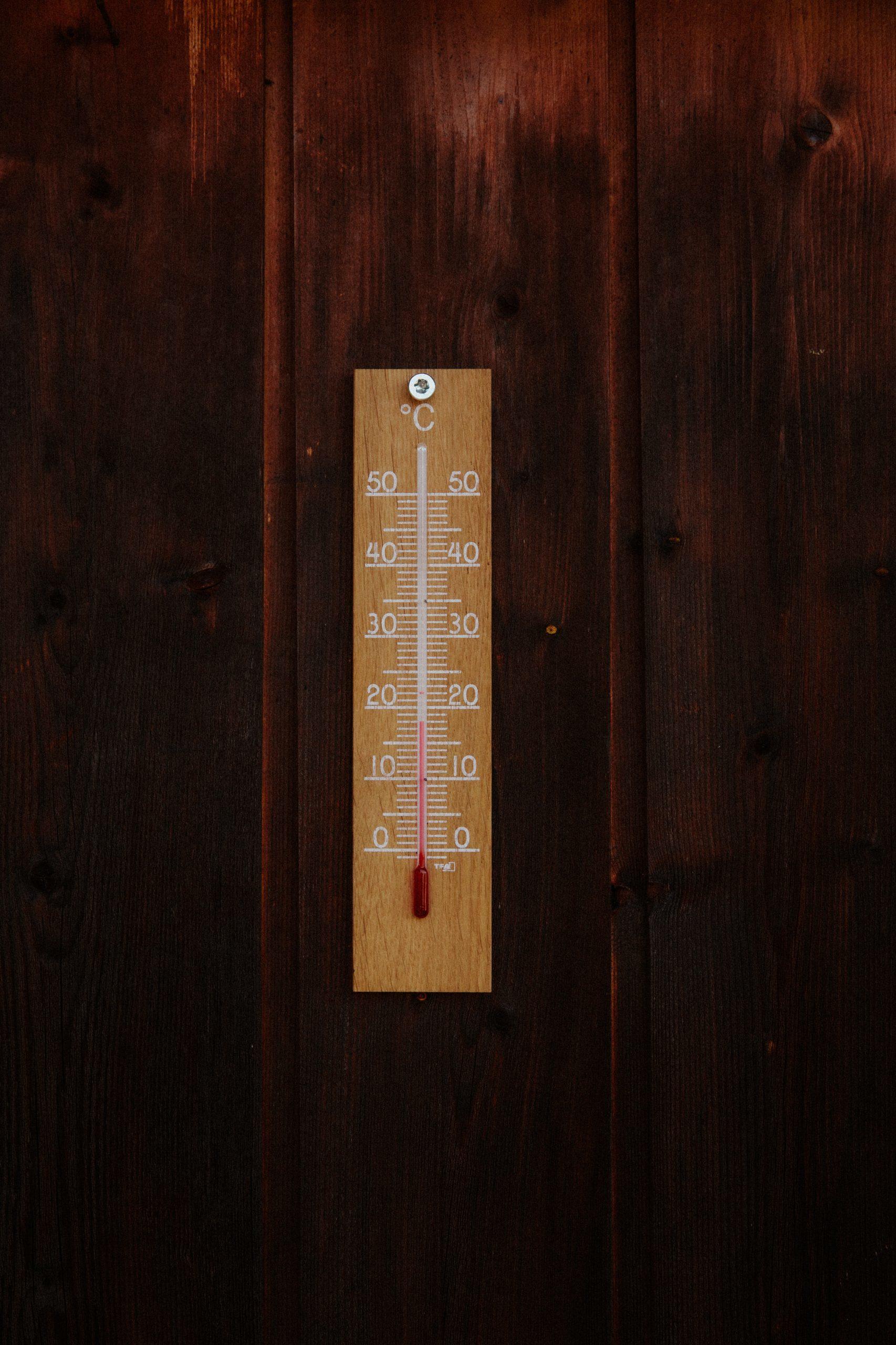 Un thermomètre accroché à un mur.